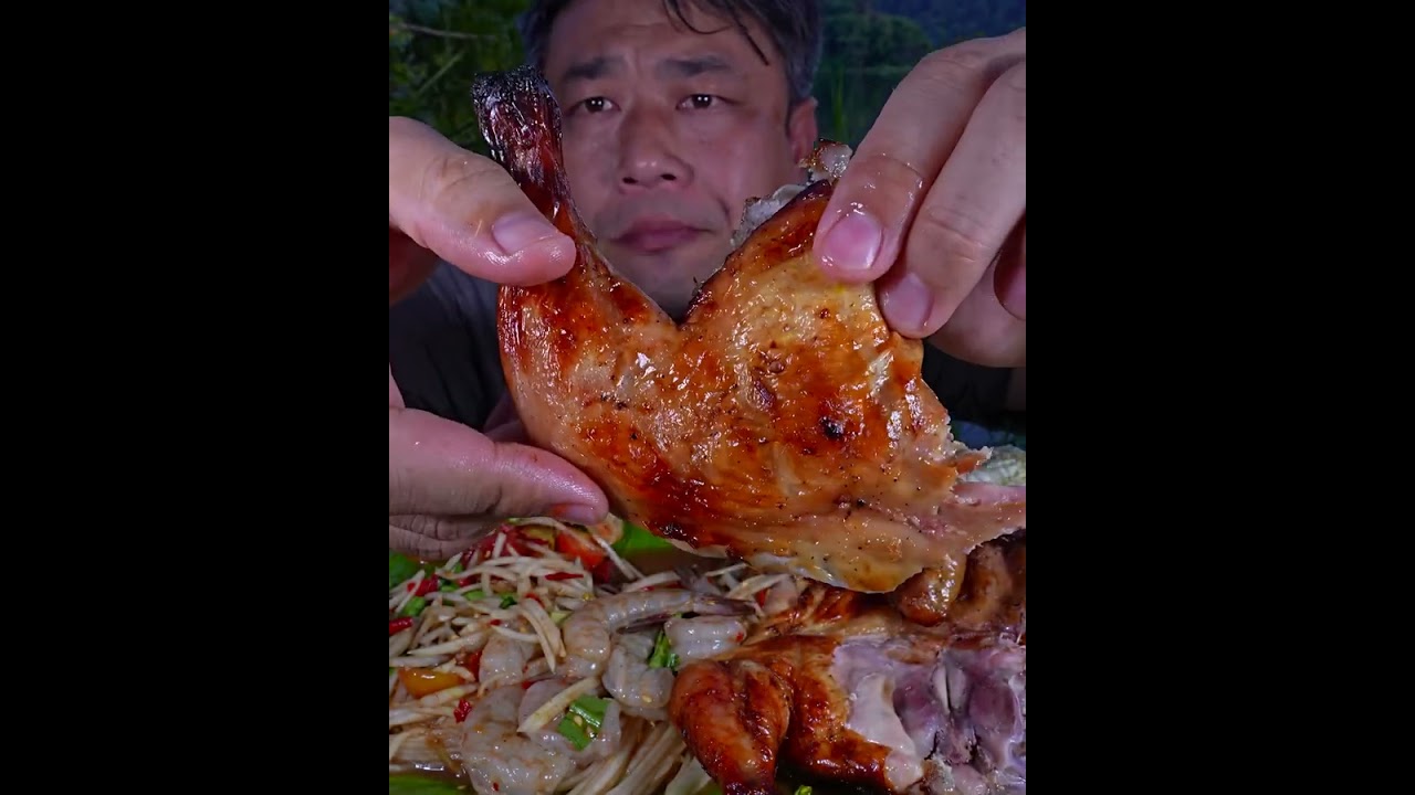 Eating grilled chicken with fresh shrimp and papaya is very delicious