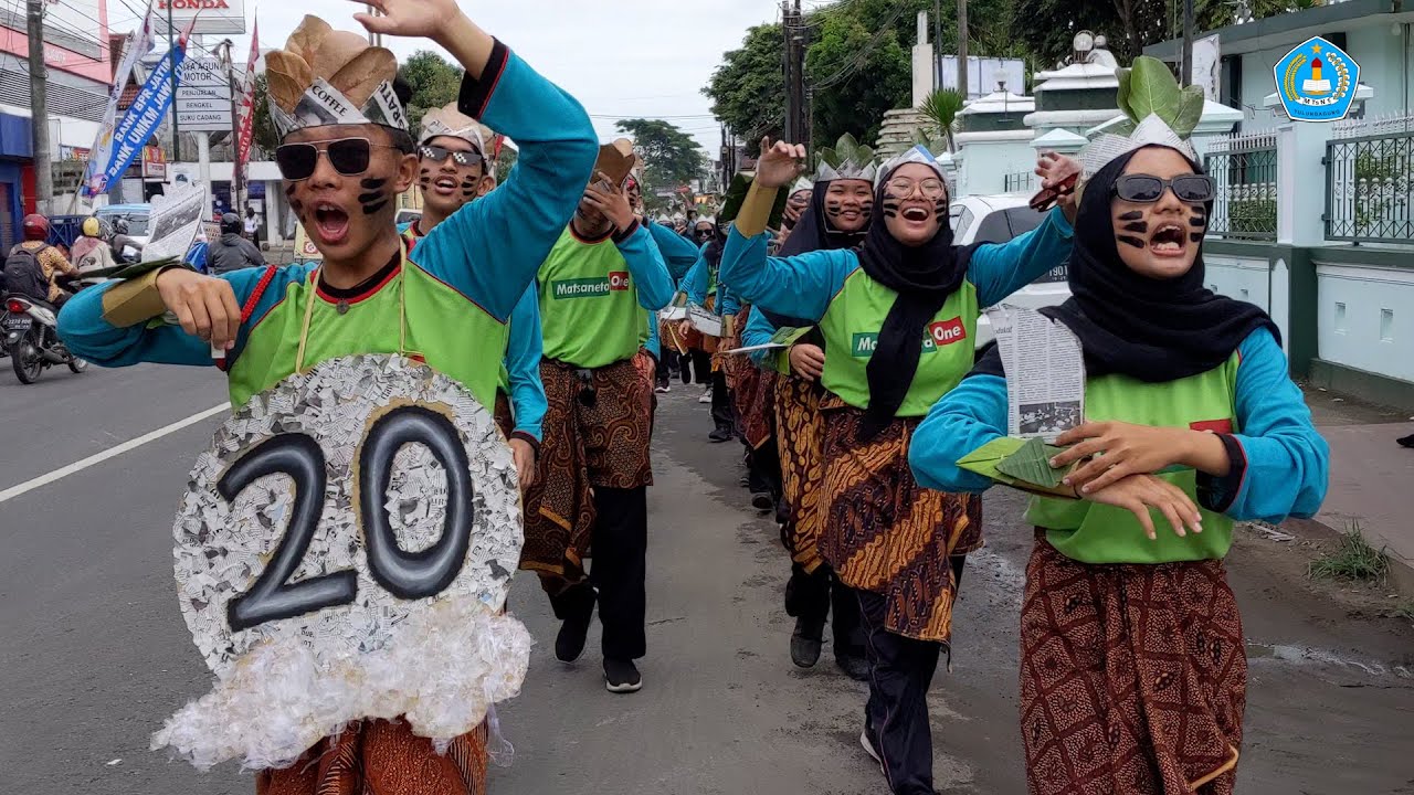Jalan Sehat Kreasi Siswa-Siswi MTsN 1 Tulungagung