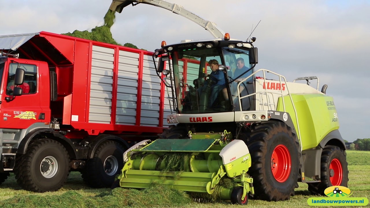 Eerste snee gras hakselen door loonbedrijf Us Bilang met Tatra Agritruck