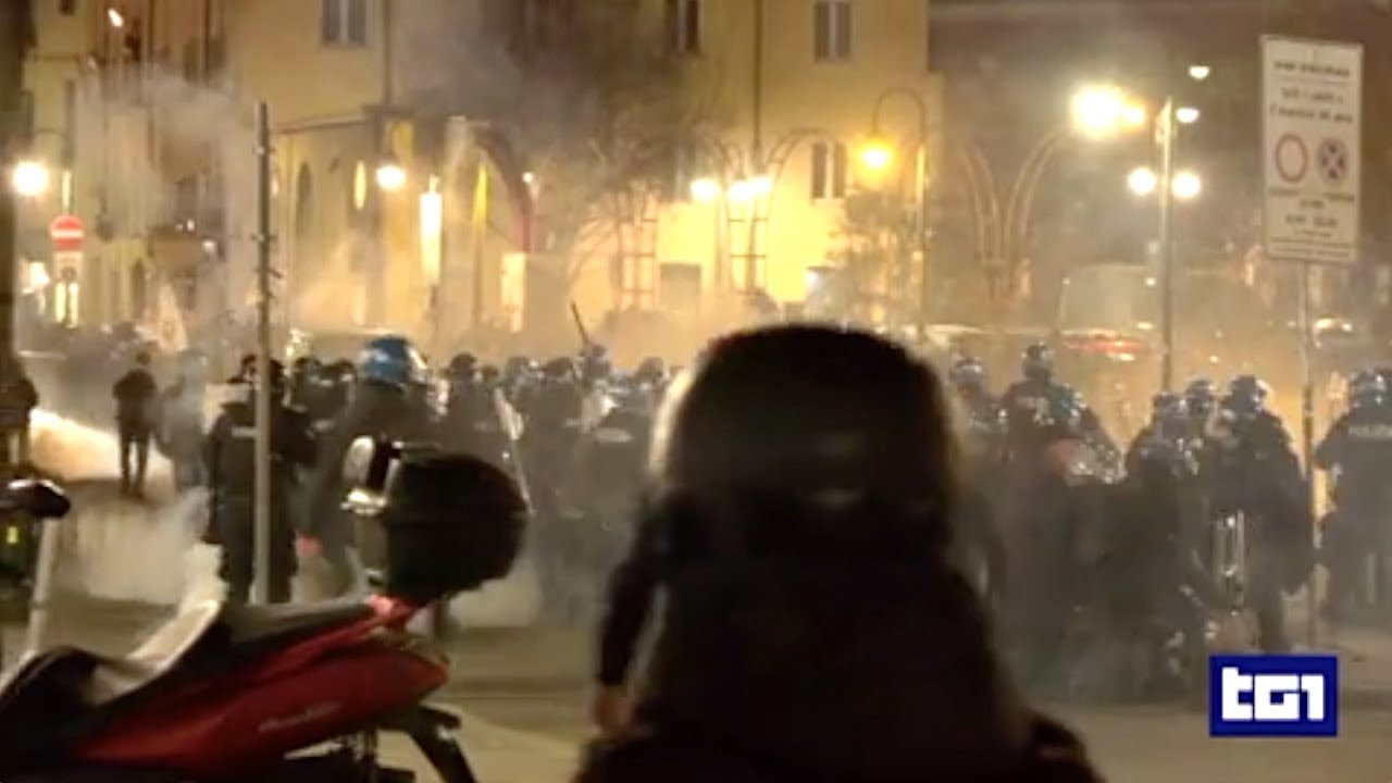 Torino, manifestazione e scontri tra anarchici e Forze dell'ordine per il caso Alfredo Cospito