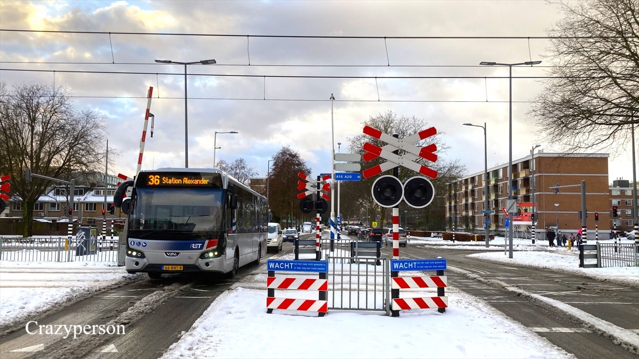 Sneeuw, RET Metro en Bus bij Spoorwegovergang Oosterflank Rotterdam (2026)