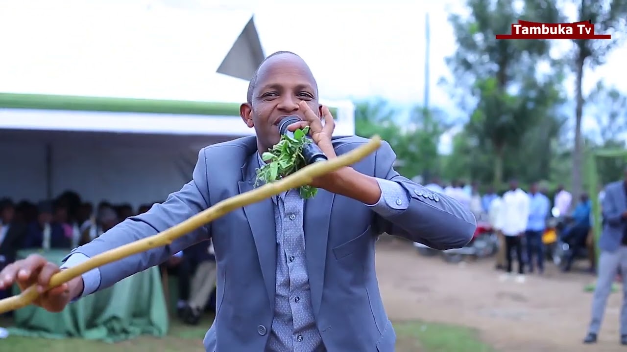 Ntibisanzwe irebere nonaha ibyo umutahira udasanzwe akoreye mubukwe Mumutara biratangaje.