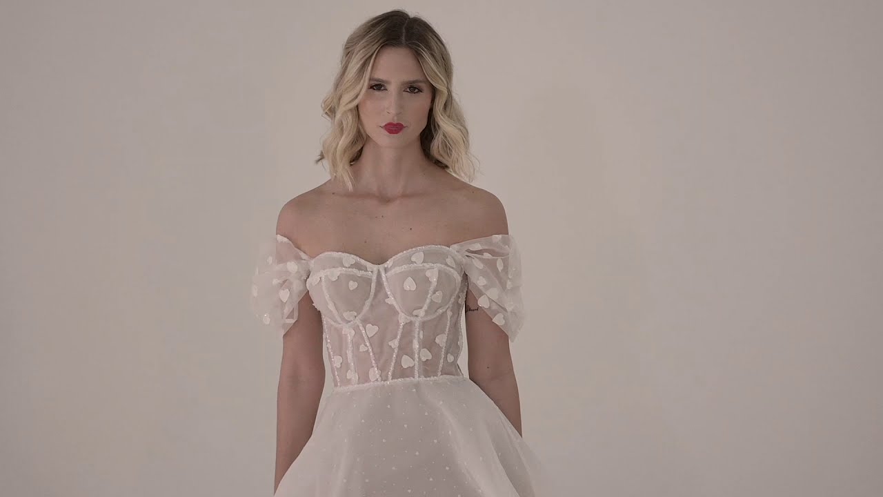 Carol Hungria - Secret Garden (FASHION VIDEO SHOW)