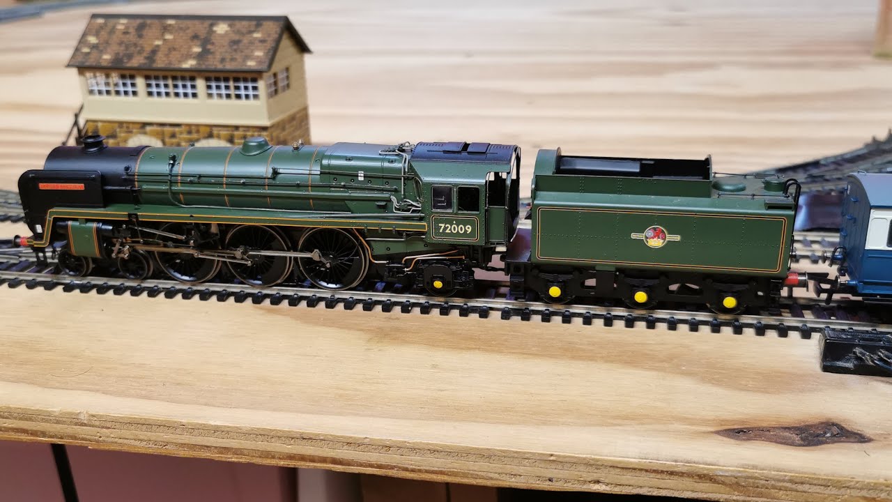 HORNBY BR STANDARD 6MT WITH MIX COACHES SHORT RUNNING SESSION