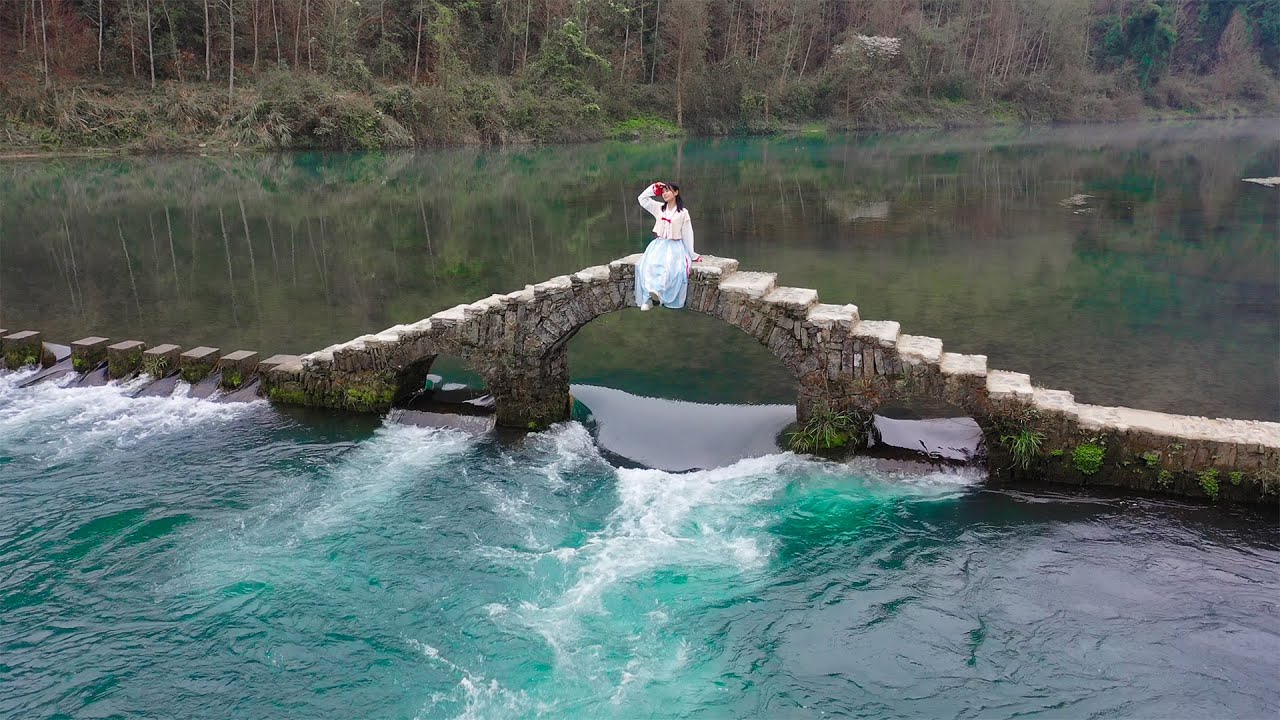 湖南大山深处发现一座石拱桥，屹立千年不倒，真是人间仙境Discover a paradise on earth