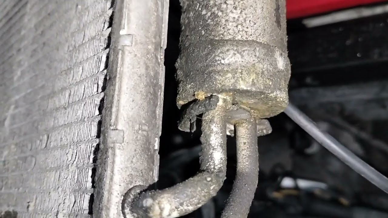 Cómo cambiar el condensador de aire acondicionado de Nissan Tiida,  condensador dañado
