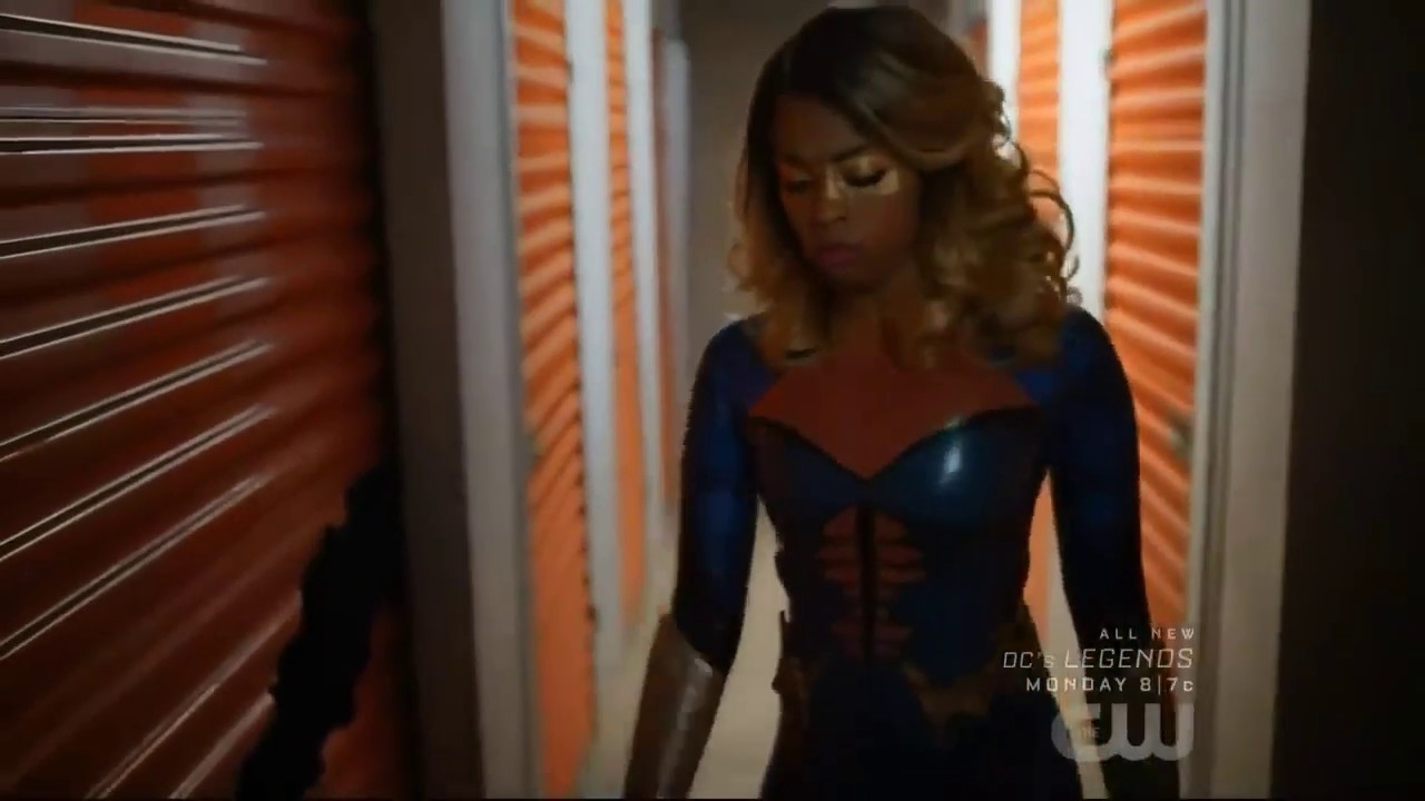 Super strong heroine rips off lock - Bends safe