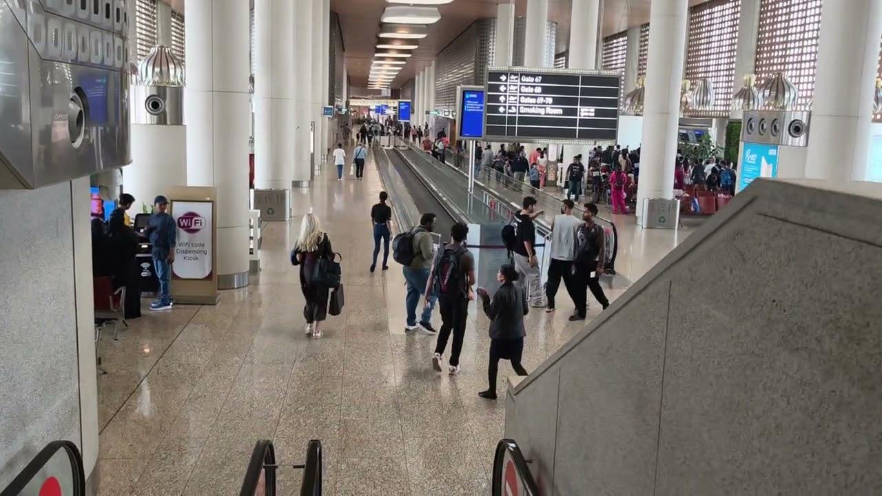 Way to gate 76 - Airport terminal 2