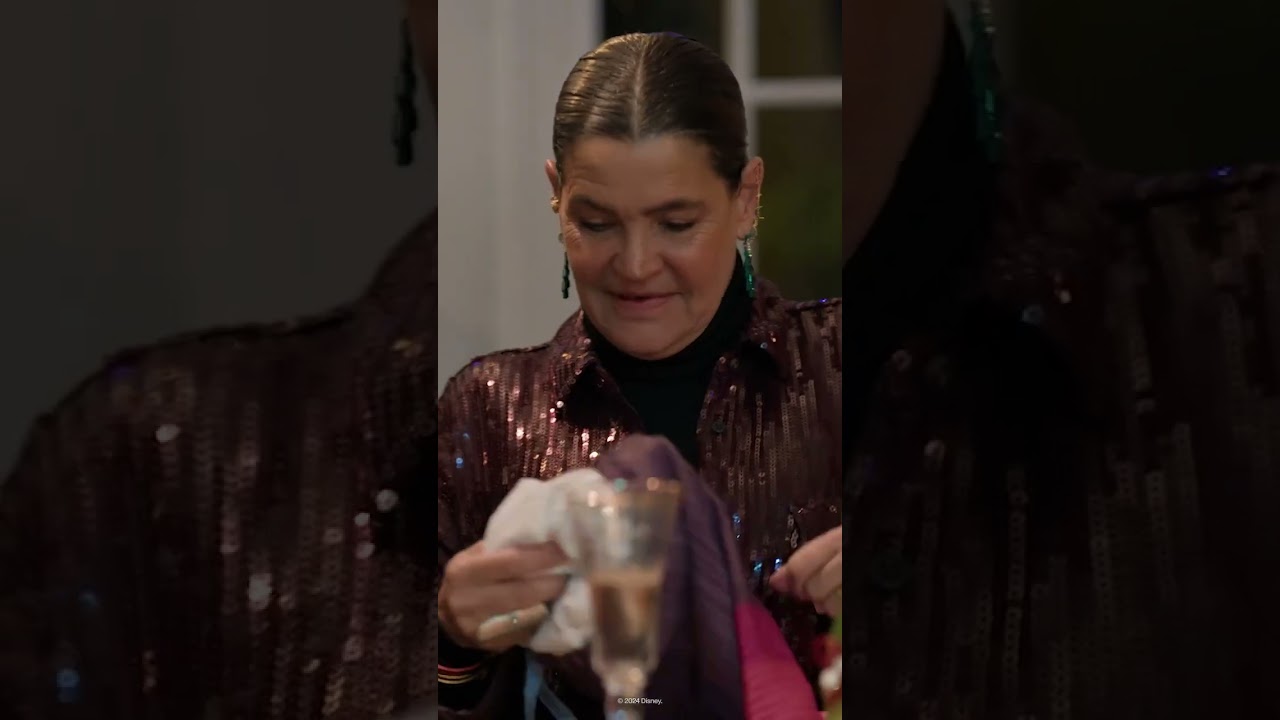 secret santa y navidad en Los montaner#losmontaner #serie #disneyplus #season2