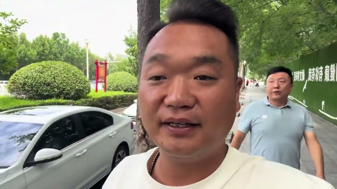 烙馍卷牛肉产品已定三天后开始，连杰到胖东来品尝烙馍夹素菜，入口清爽真得劲#胖东来