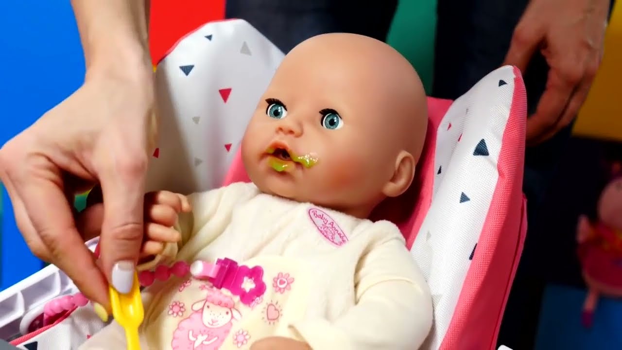 B&eacute;b&eacute; Annabelle mange de la pur&eacute;e de brocolis toute seule. Vid&eacute;o pour enfants.