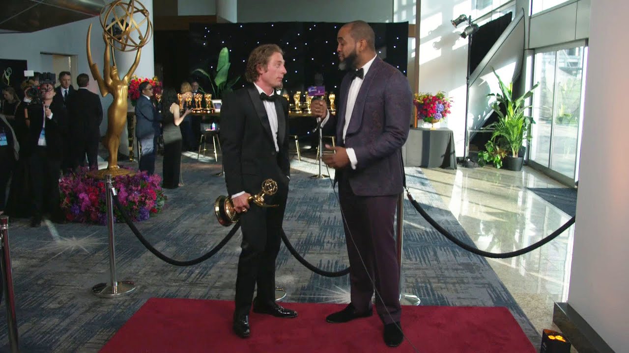 Jeremy Allen White: 76th Emmy Awards Winnerview
