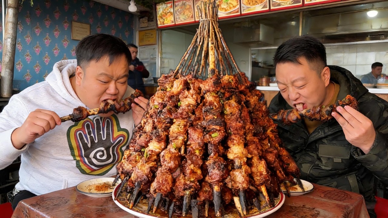当南方小土豆去吃新疆五米大羊肉串， 这串比我的命都长！吃起来超爽！【武大肥与刘二毛】