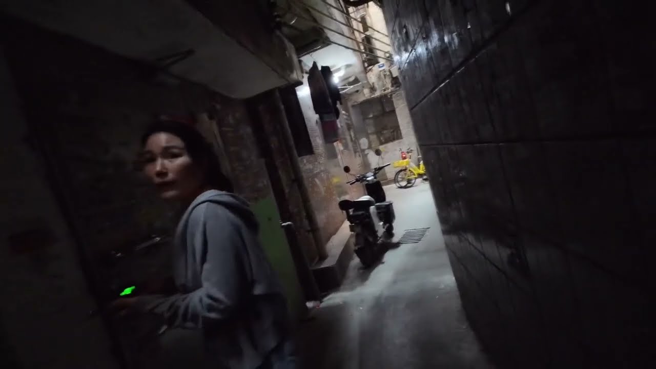 廣東城中村黑暗小巷打工人的樂園，無處不在的诱惑……一定要抵制这样的违法行为，做个遵纪守法的好公民！#旅行#travel #streetfood #funny