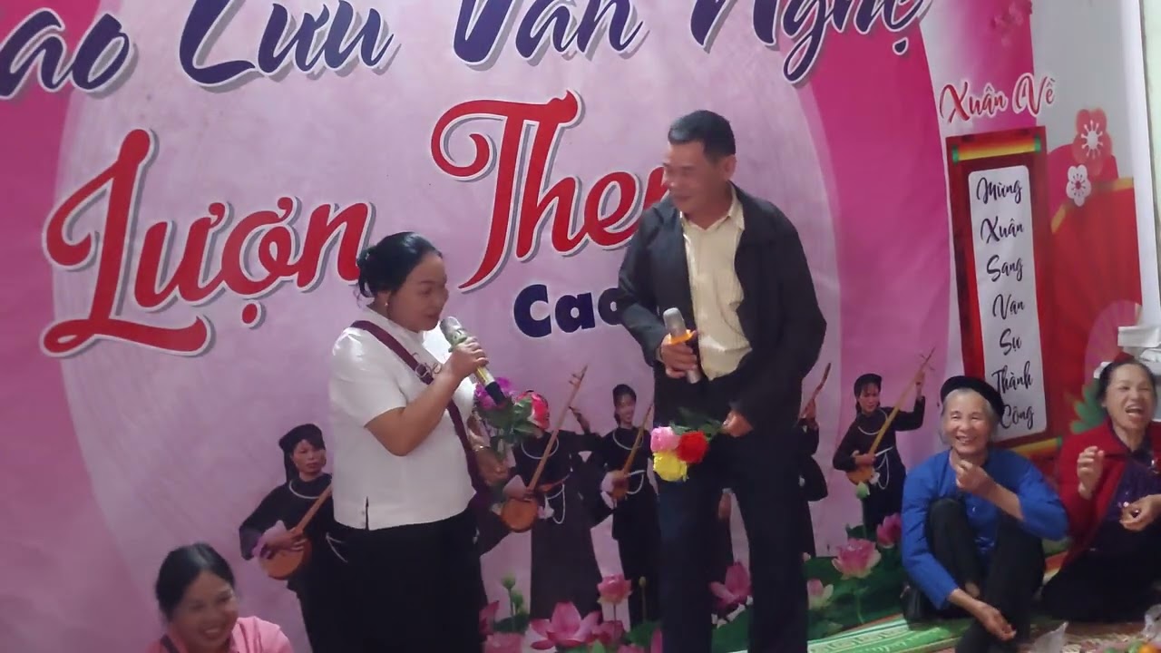 Cặp đôi hát vui nhất lễ hội hội pháo hoa