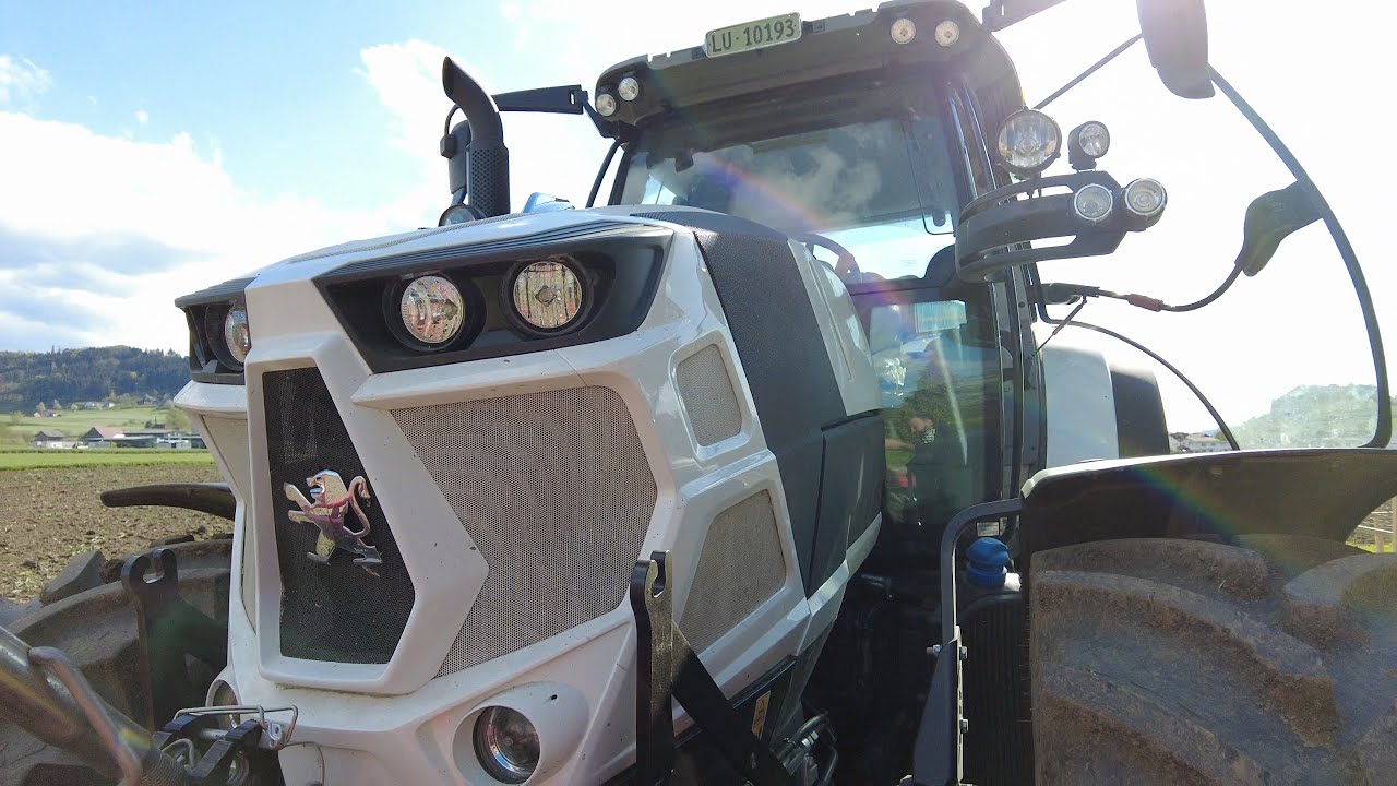 Neuer Peugeot Traktor bei der Maissaat