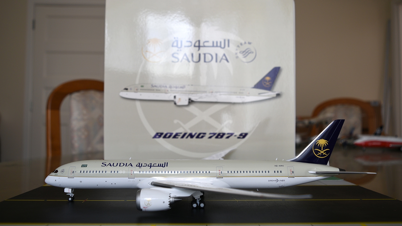 JC Wings 1:200 Saudia 787-9 Dreamliner Unboxing and Review