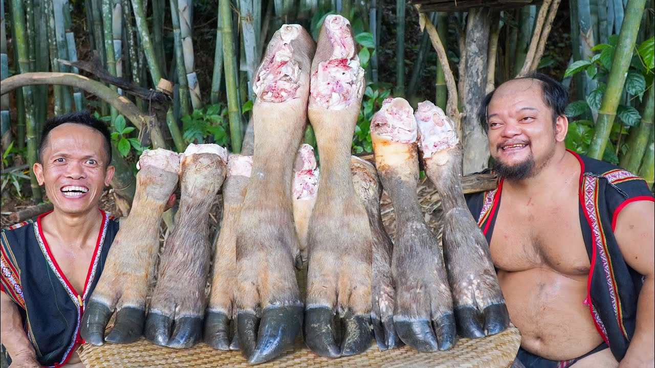 Cooking Buffalo Feet | Dwarf Tribe's Primitive Buffalo Feet Recipe | Dwarf Food