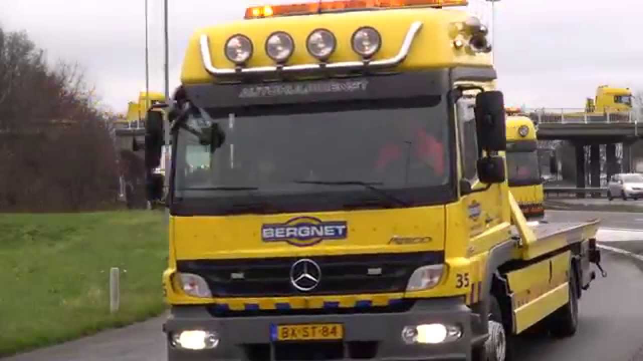 De specialist bij autopech langs de weg maakt kerstvideo 