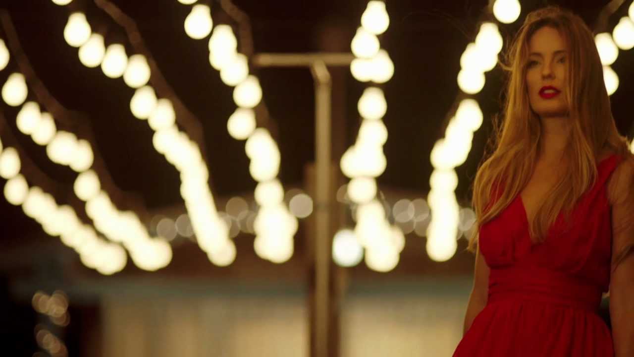 Beauty Red - Claudia Bahamon