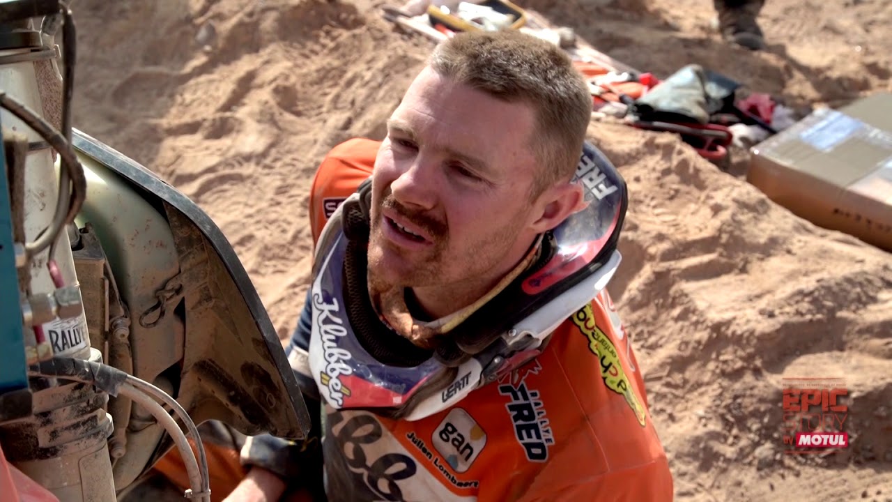 Will this pilot ever figure out how to fix his motorcycle? Dakar 2019