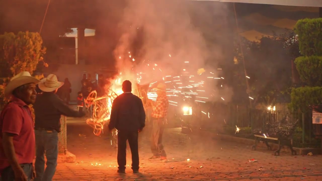 Tradicional quema de toritos en Magdalena Peñasco, Tlaxiaco.