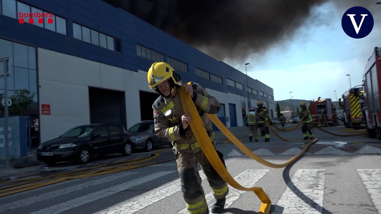 Un incendio quema una nave industrial en la Garriga
