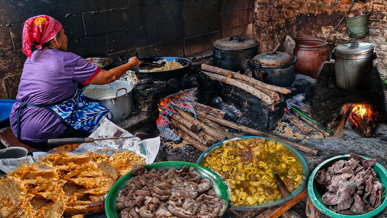 SOTO DAGING PALING MURAH CUMA 7.000 PAKAI MANGKO BESAR, MASAKNYA PAKAI PAWON - Kuliner Madiun Viral 
