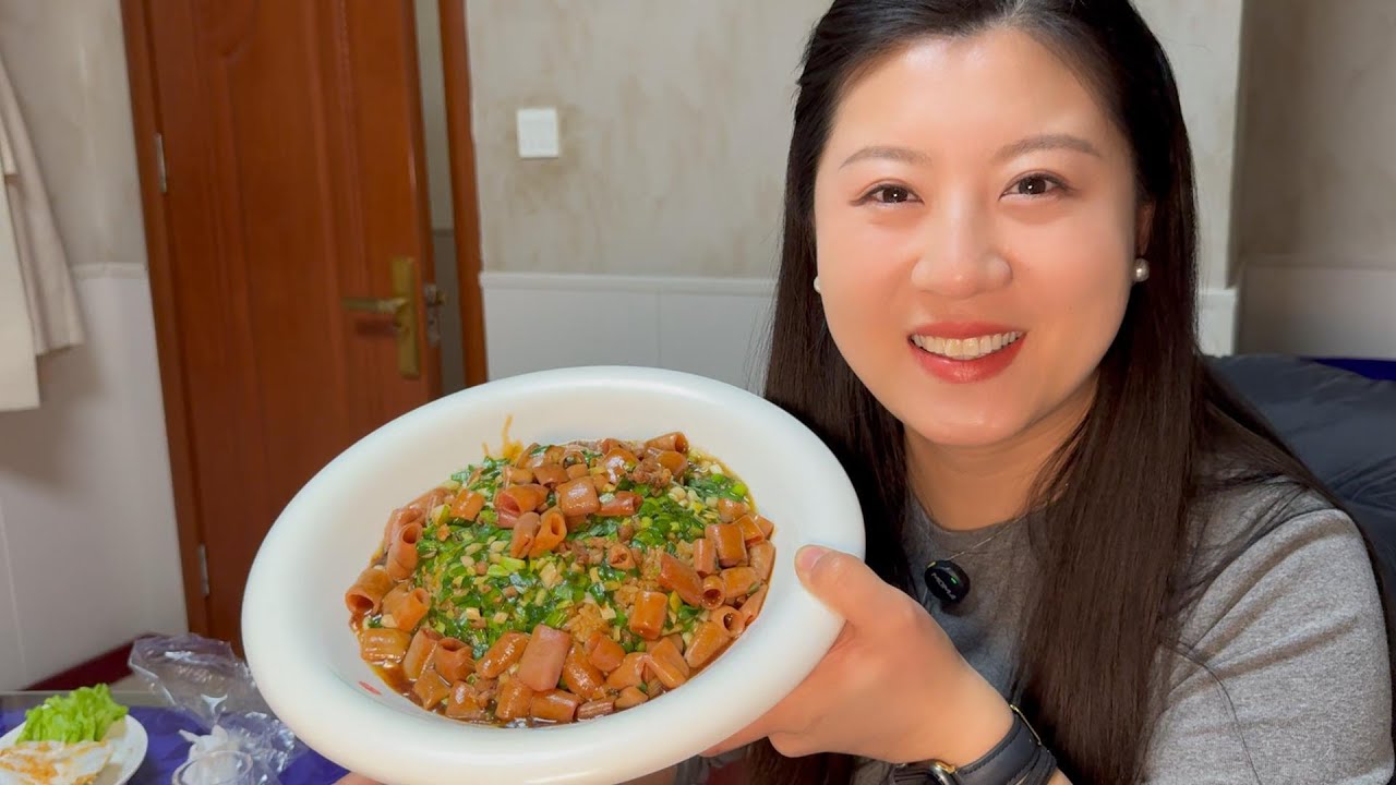 【寻尝姐妹】在烟台吃海肠捞饭，100多人民币一份，尝尝味道咋样