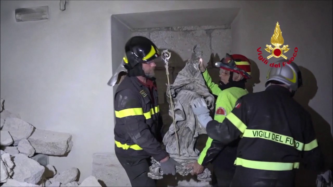 Norcia, pompieri nella cripta per recuperare la statua di San Benedetto