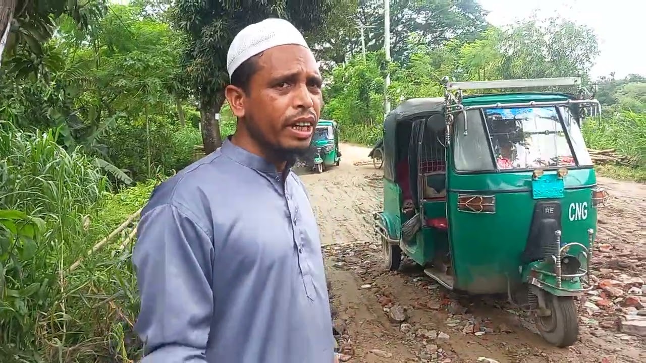সন্তোষের রাস্তায় রাবিস ফেলছেন গণ অধিকার পরিষদের সিনিয়র সাধারণ সম্পাদক মোঃ মশিউর রহমান, 