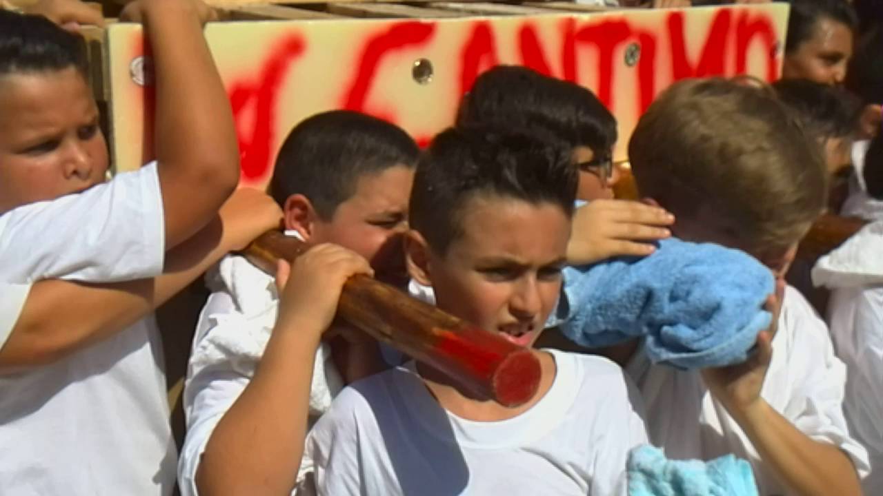 Baby giglio per le strade di recale