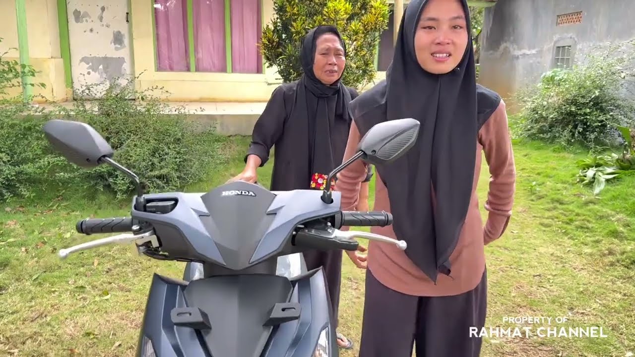 TANGIS BAHAGIA BIDADARI CANTIK DAPAT HADIAH MOTOR & UANG DARI PENGUSAHA SUKSES ASAL BRUNAI DARUSALAM