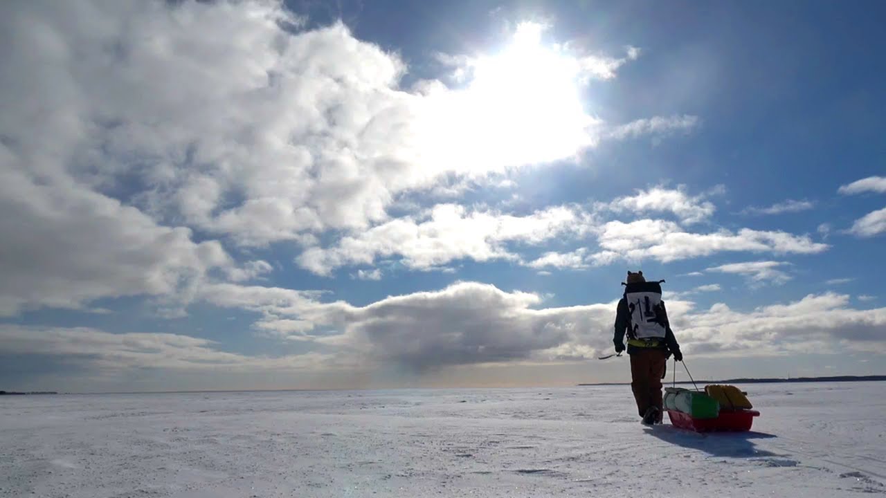 異国のような雪原で釣りをすると…