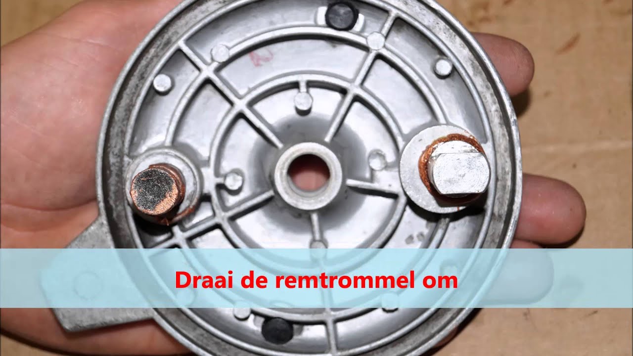 de- en montage remsegmenten achterwiel Tomos