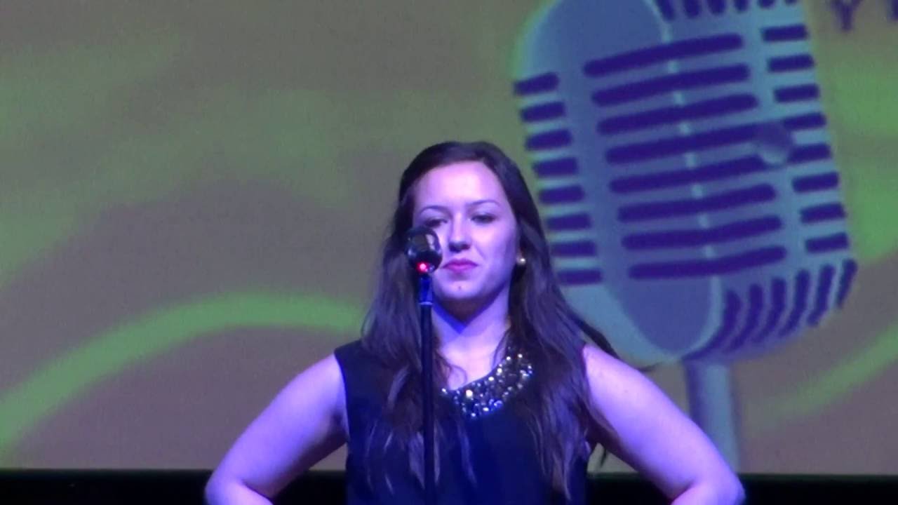 LORENA LARREA  cantando en Villanueva de Gállego, el pasado día 1 de agosto de 2016.