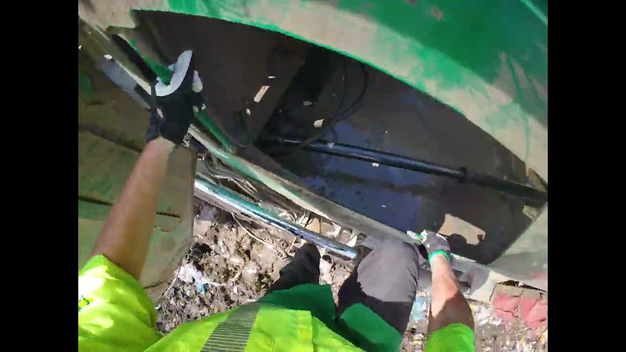 Cleaning behind the blade of a curotto 