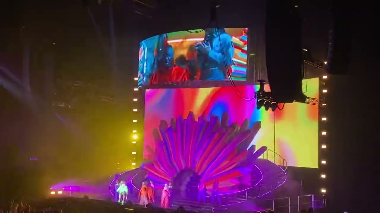 little mix confetti tour sheffield : POWER // GLOVES UP