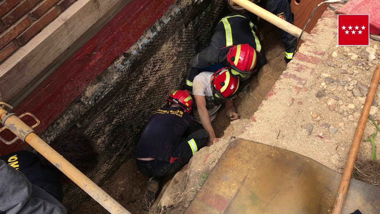 Rescate de un obrero atrapado en una zanja en Majadahonda.