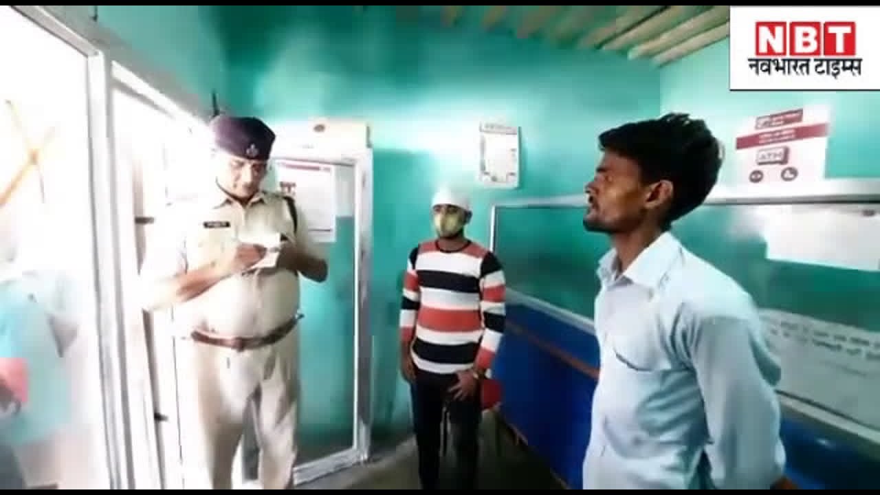 Chhapra में Broad day Light लूट, Rupees 2 lakh और Mobile लूट Criminal फरार... Watch Video । NBT