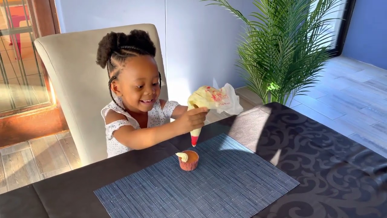 Lulu is 3 | Cupcake decoration | Cake Reveal | Mama baked the cake