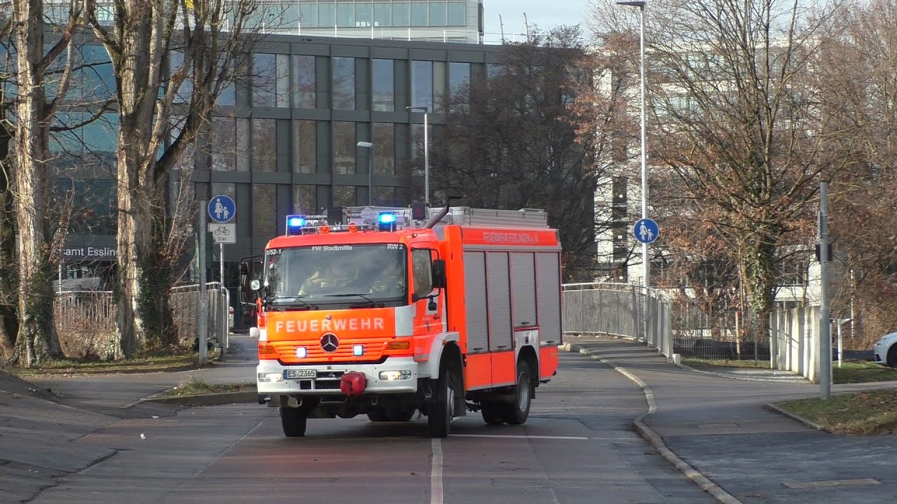 (Schwere Verkehrsunfall) Brandneuer KDOW im Einsatz mit dem Rüstzug der Esslinger Feuerwehr