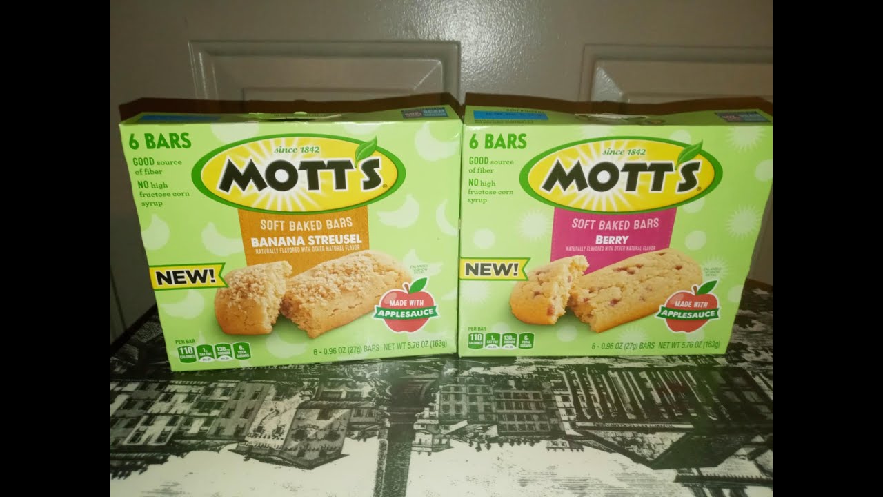Trying  New Mott's Banana Streusel & Berry Bars for the First Time!