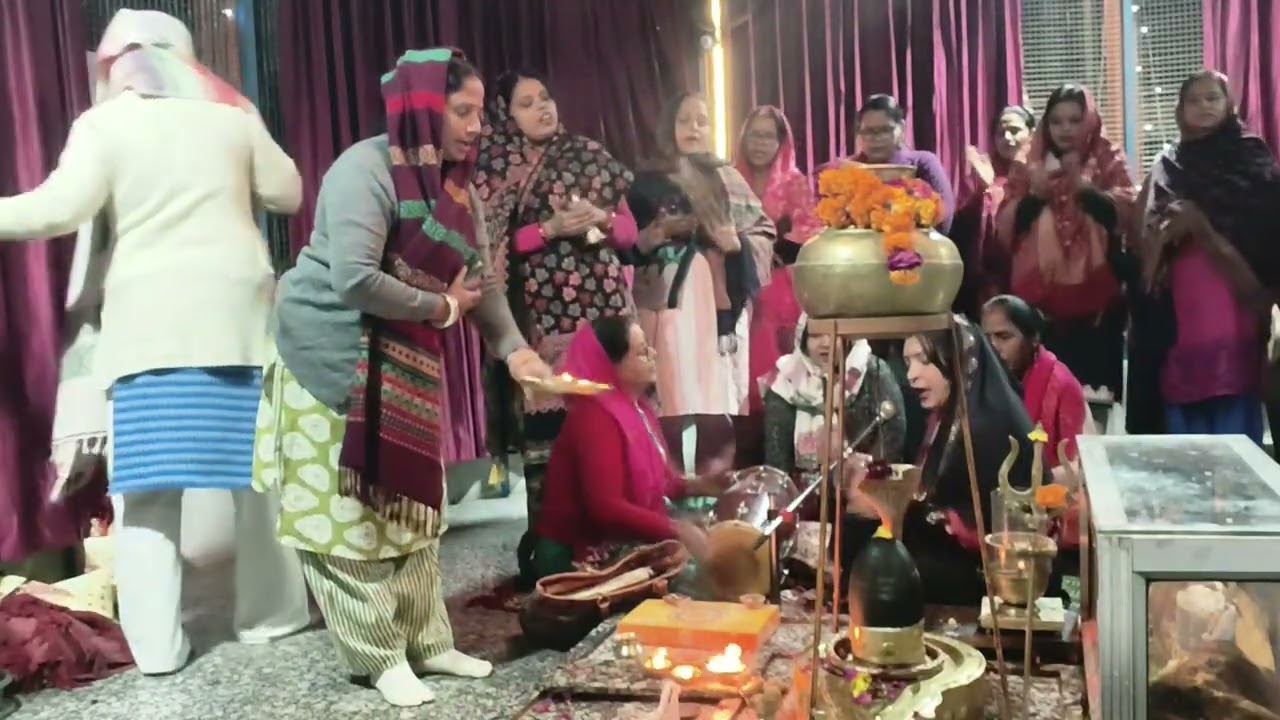 🪷बाबा नर्मदेश्वर मंदिर में 🪷 आरती करती हुई सभी बहनें 🪷 जय हो भोलेनाथ 🙏
