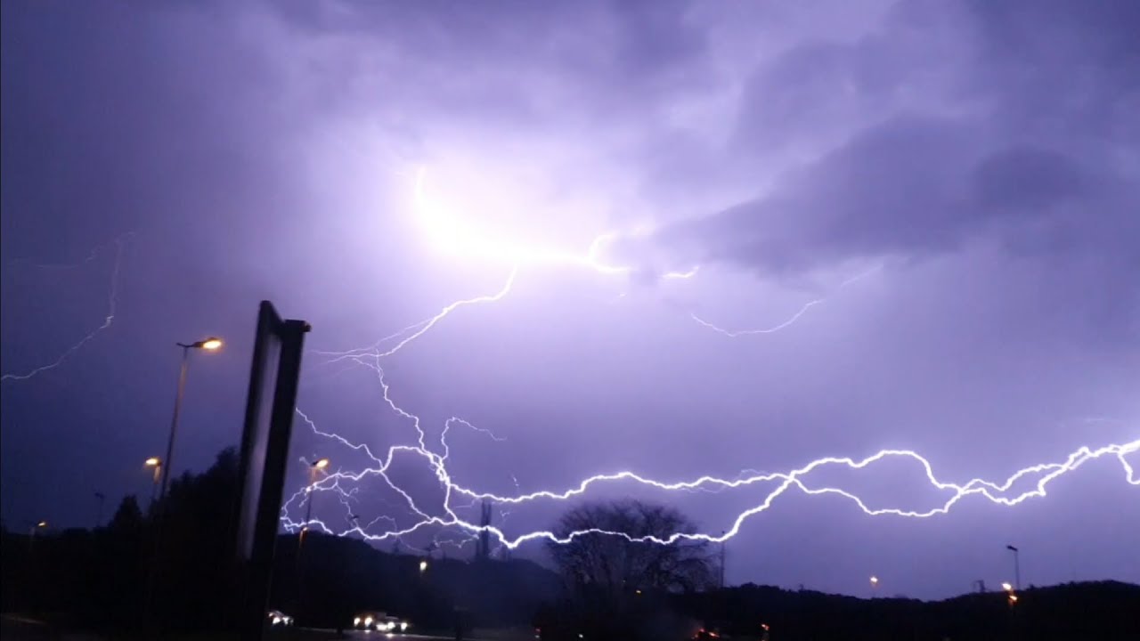 ORAGE . Carcassonne AUDE du 15/12/2025 Avec manifestations d'agriculteur 