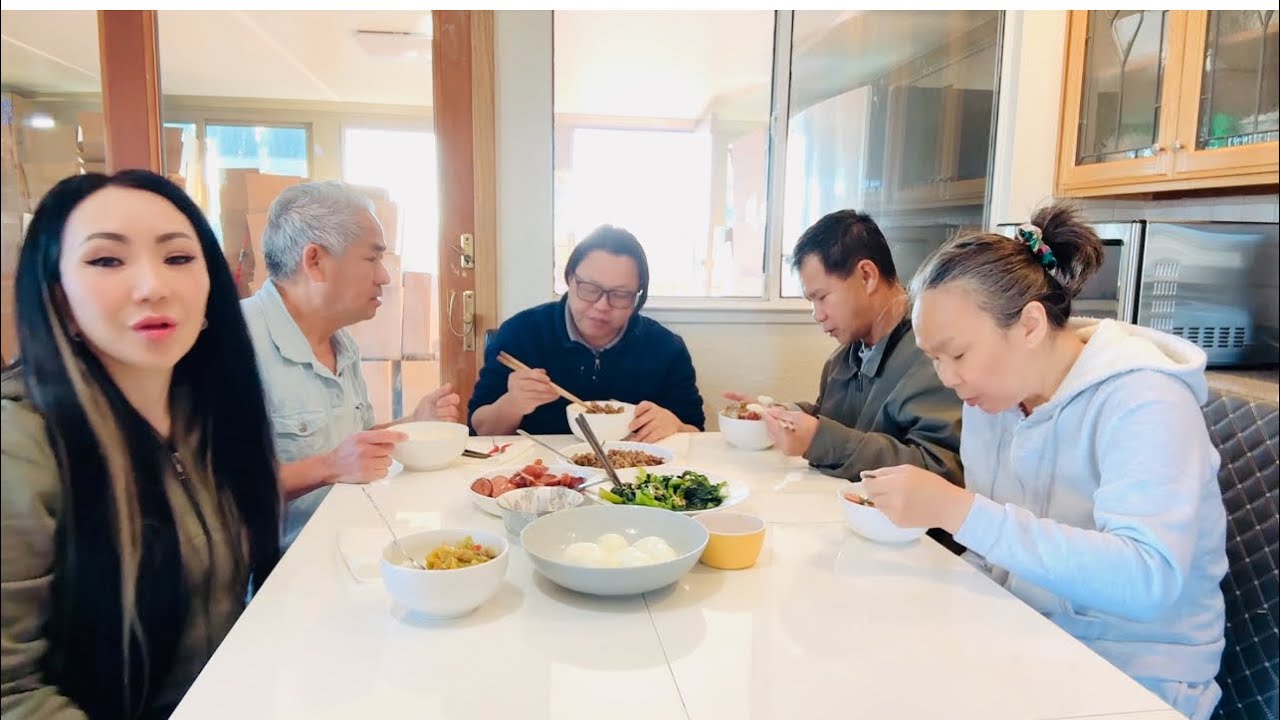 CƠM TRƯA CỦA NHÀ EM ĐƠN GIẢN VẬY THÔI.