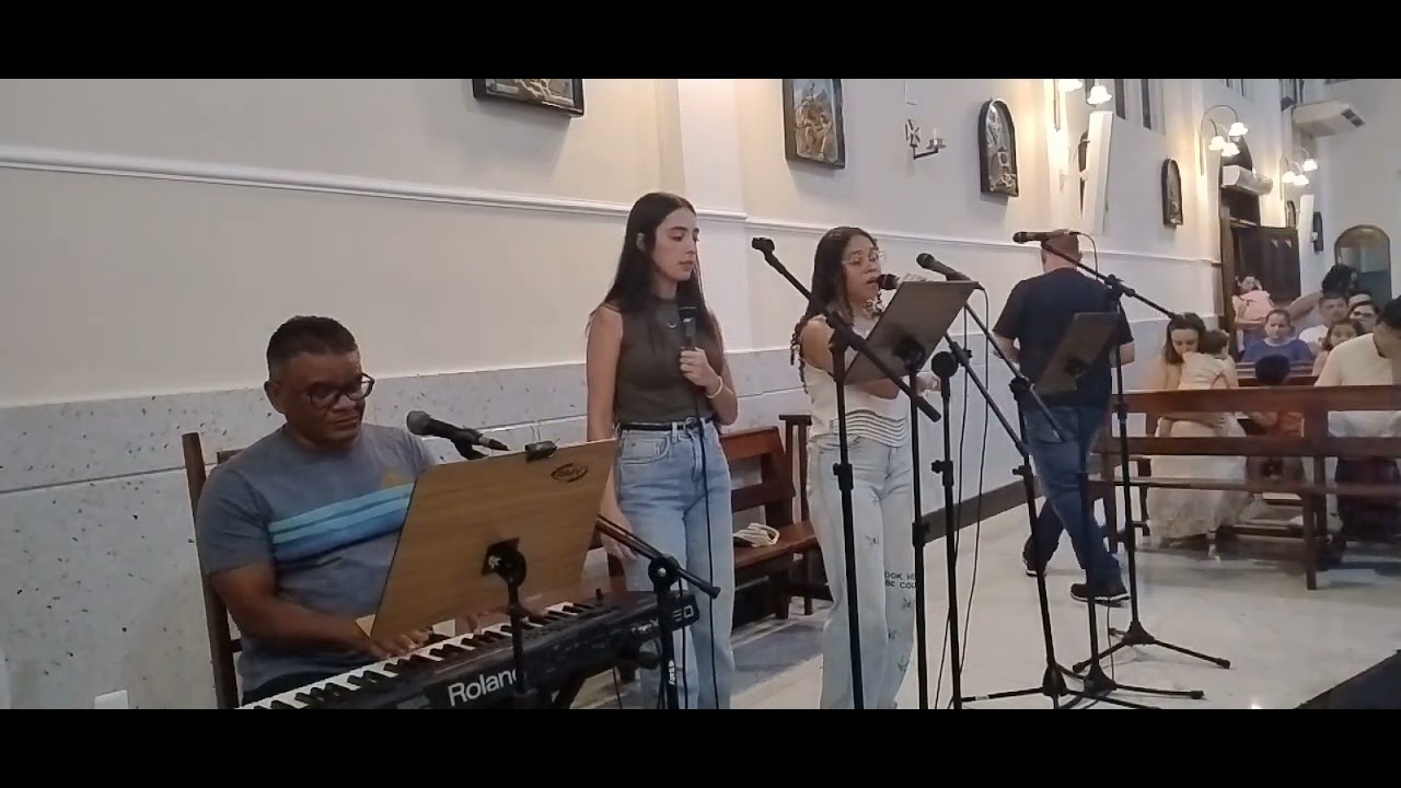 Na comunhão, Jesus se dá no pão-(católica)