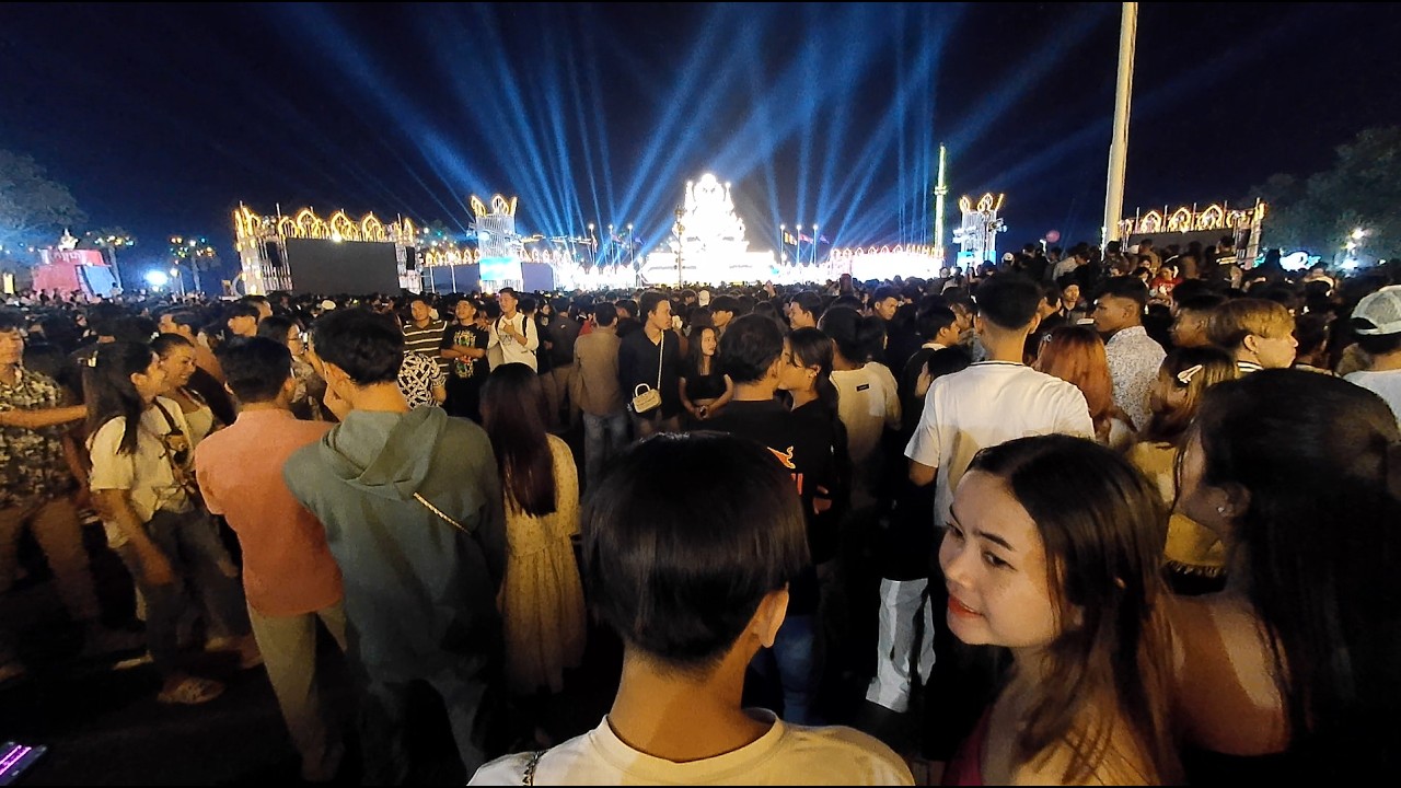 Phnom Penh New Year Crowd 🇰🇭 Walking Through Royal Palace Area | Cambodia Night Street