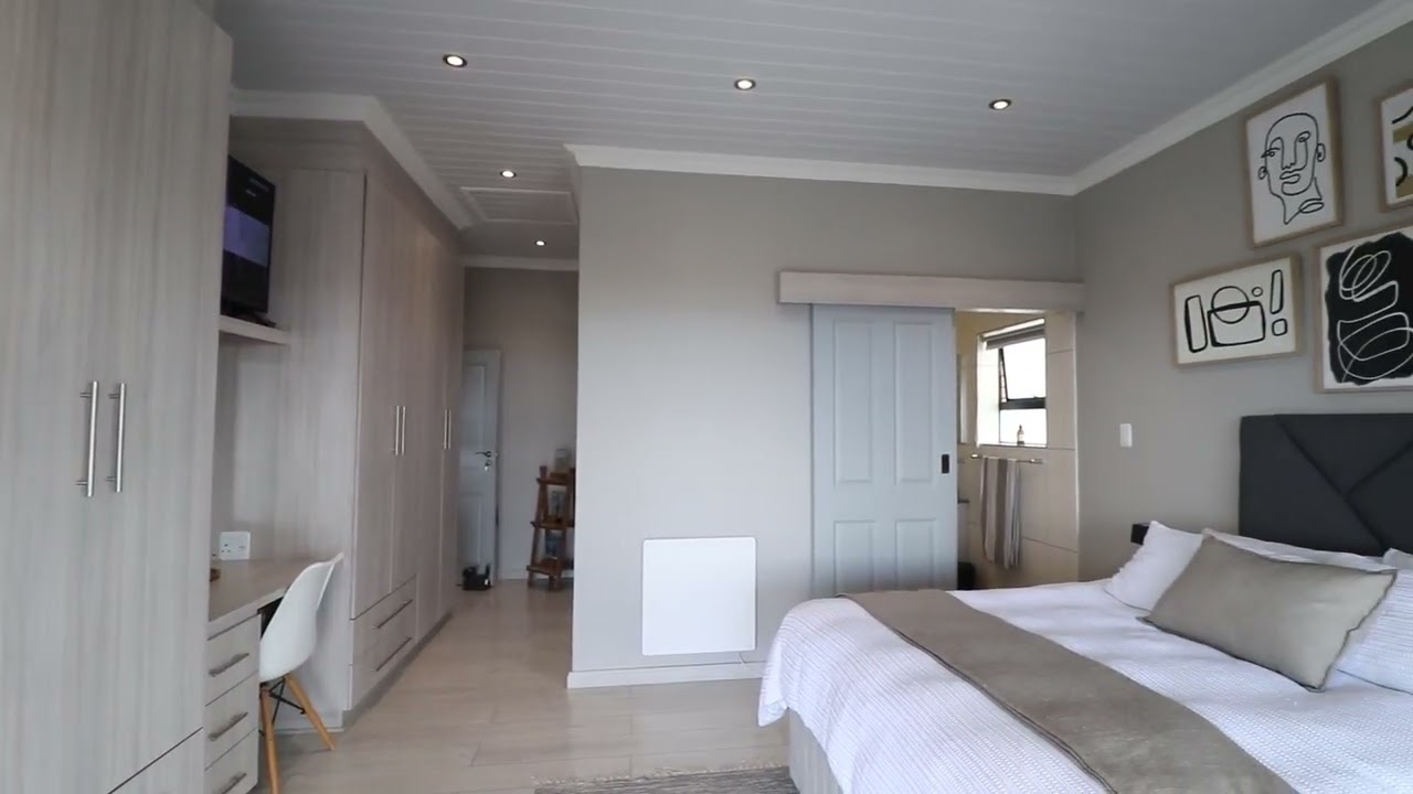 Modern, Low maintenance house with stunning ocean views