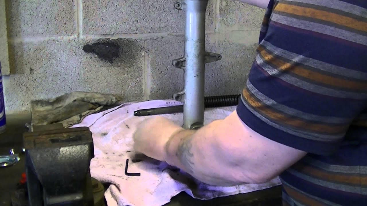 Fork seal replacement on Honda Deauville  NT650  Part two